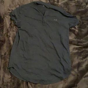Men’s Hollister henley tee